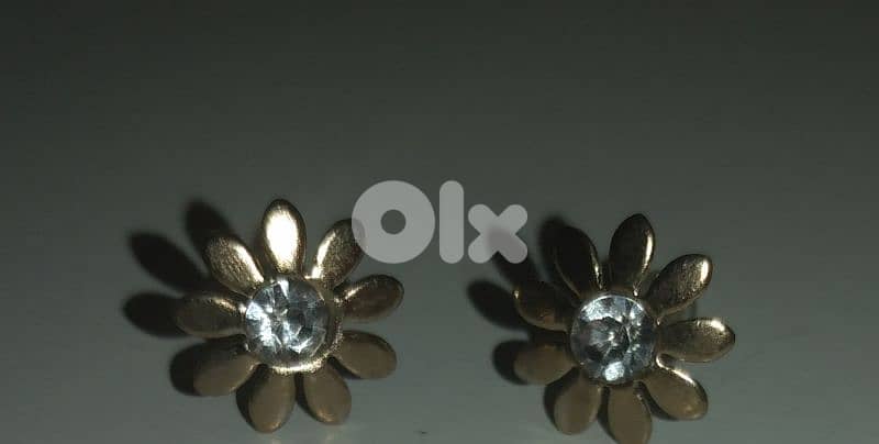 daisy studs earrings colour gold 2