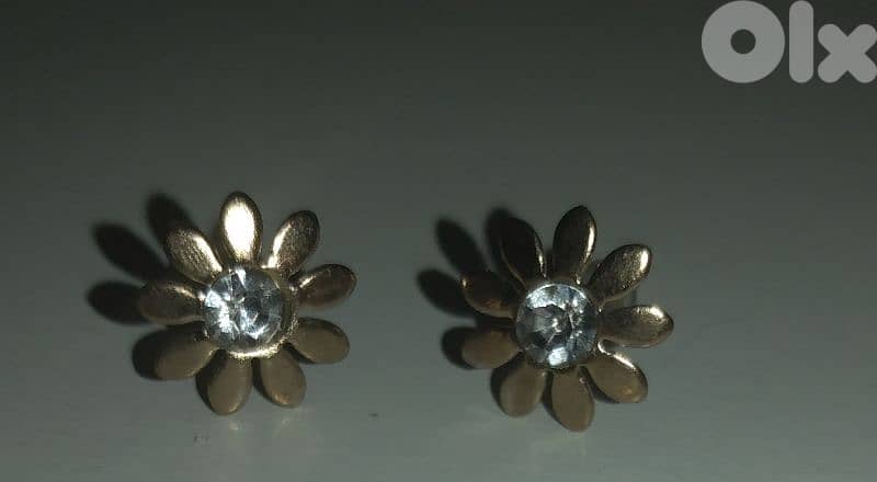 daisy studs earrings colour gold 3
