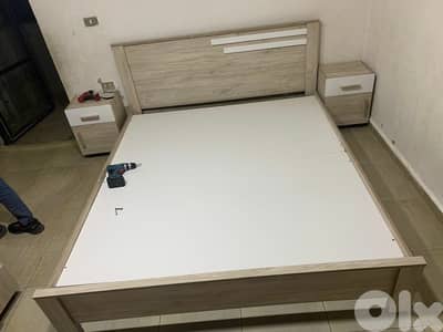 تخت مجوز مع كمدينات صغار اتنين