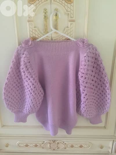 Woolen Sweater with Pearls كنزة صوف مطرزة بالوءلوء