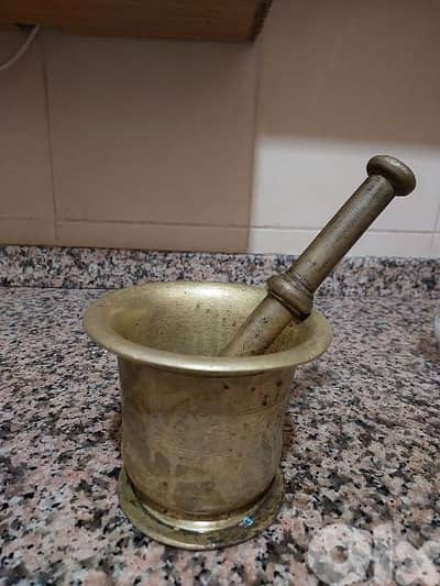 هاون نحاس قديم وزن حوالي ٣ كلغ و نصف