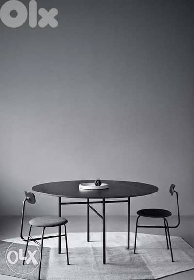 Round dining table