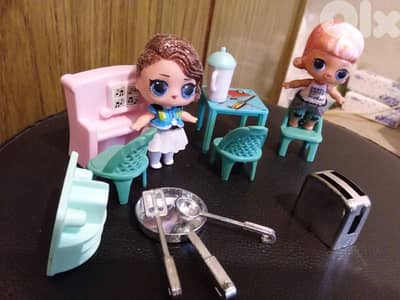 2 LOL MGA weared dolls+small table+3 chairs+piano+toaster+pot spoon=23