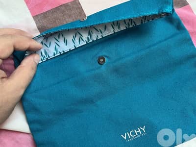special Makeup’s bag green from vichy laboratoires for 5 $