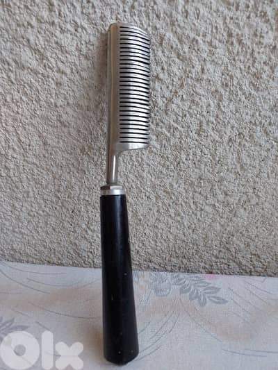 Old Steel Comb - مشط معدني قديم