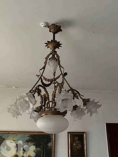 ثرية برونز اسباني من الروائع مع غلوبات تصميم مميز chandelier