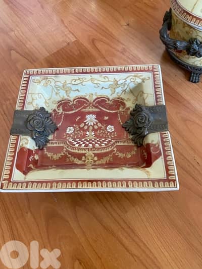 bonbonnière and ashtray
